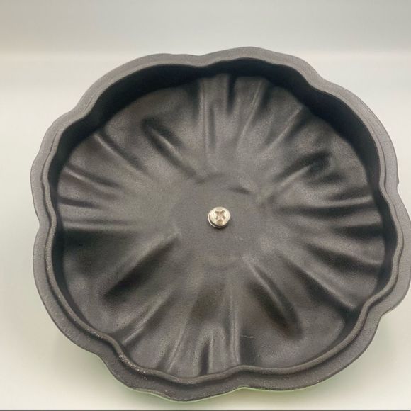 2QT Dutch Oven Green Pumpkin Smith & Cast Iron - Picture 8 of 8